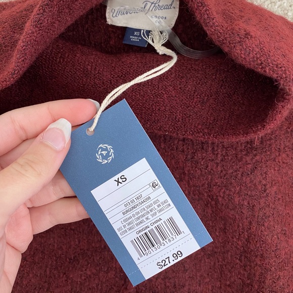 Universal thread red sweater - Picture 7 of 7